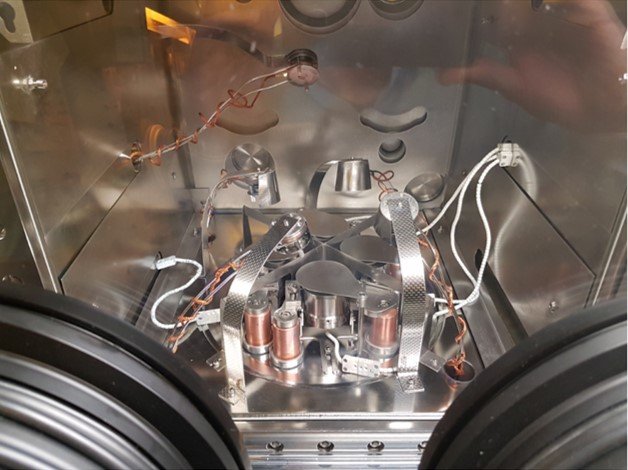 High vacuum chamber for multi-source perovskite deposition
