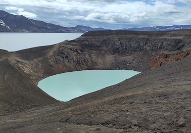 der große See Öskjuvatn mit dem viel kleineren, milchig-blauen Víti im Vordergrund