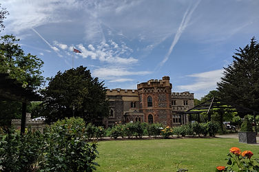 ein Schloss auf einer Wiese