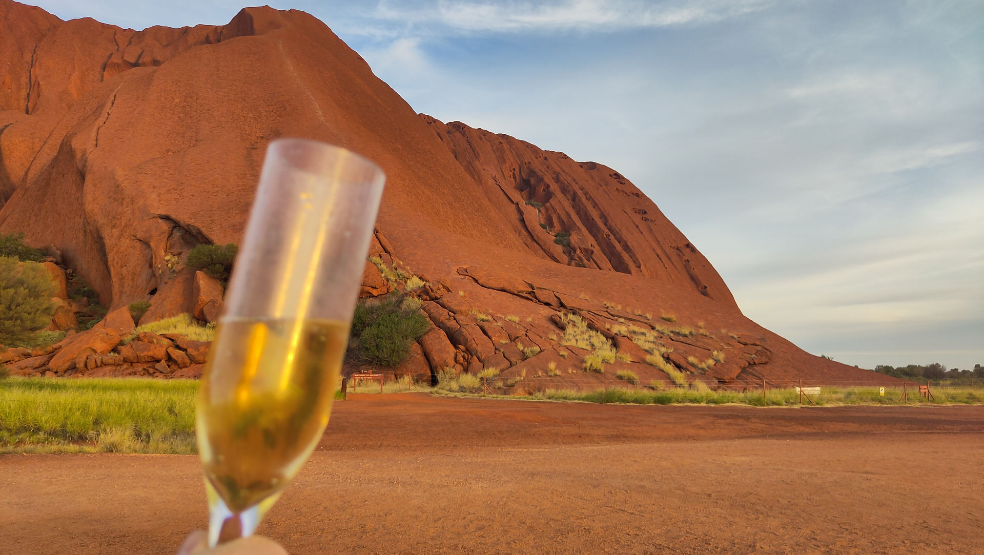 Sektglas mit Uluru im Hintergrund