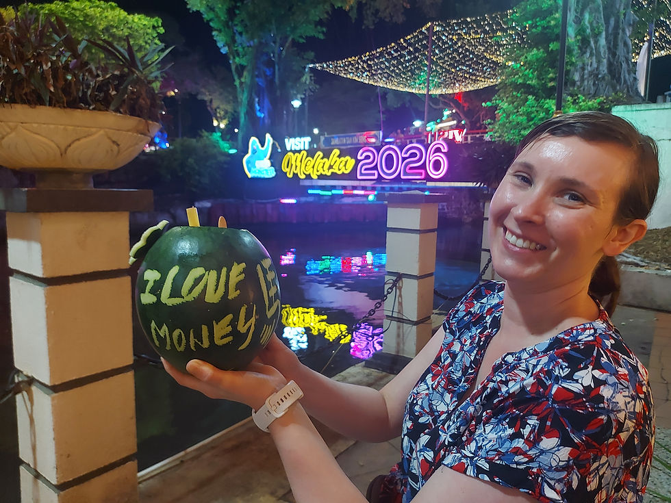 Die Melonen wurde für jeden individuell verziert. Da ich auf die Frage "Do you like money?" "Who doesn't?" geantwortet habe, war die personalisierte Botschaft "I love money" :D