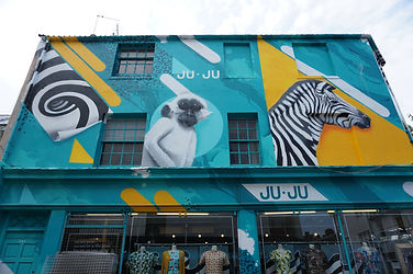 blau und gelb bemalte Hausfassade mit Tieren