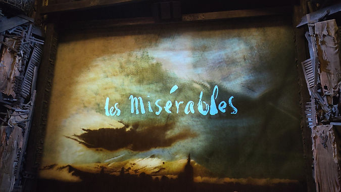 Vorhang des Musicals "Les Misérable"