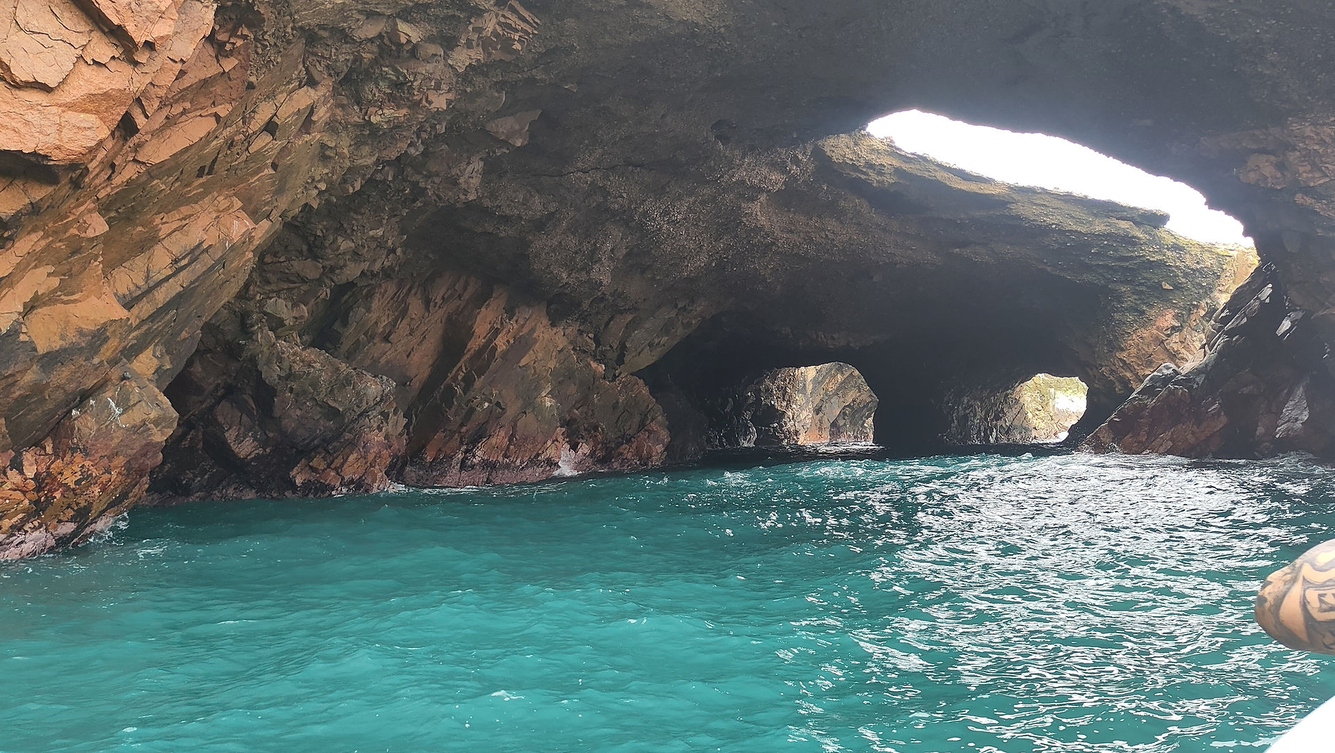 Höhle mit blauem Meer