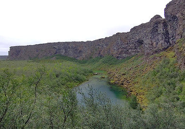 100 m hohe Steilwände rahmen den Wald im Ásbyrgi und See ein.