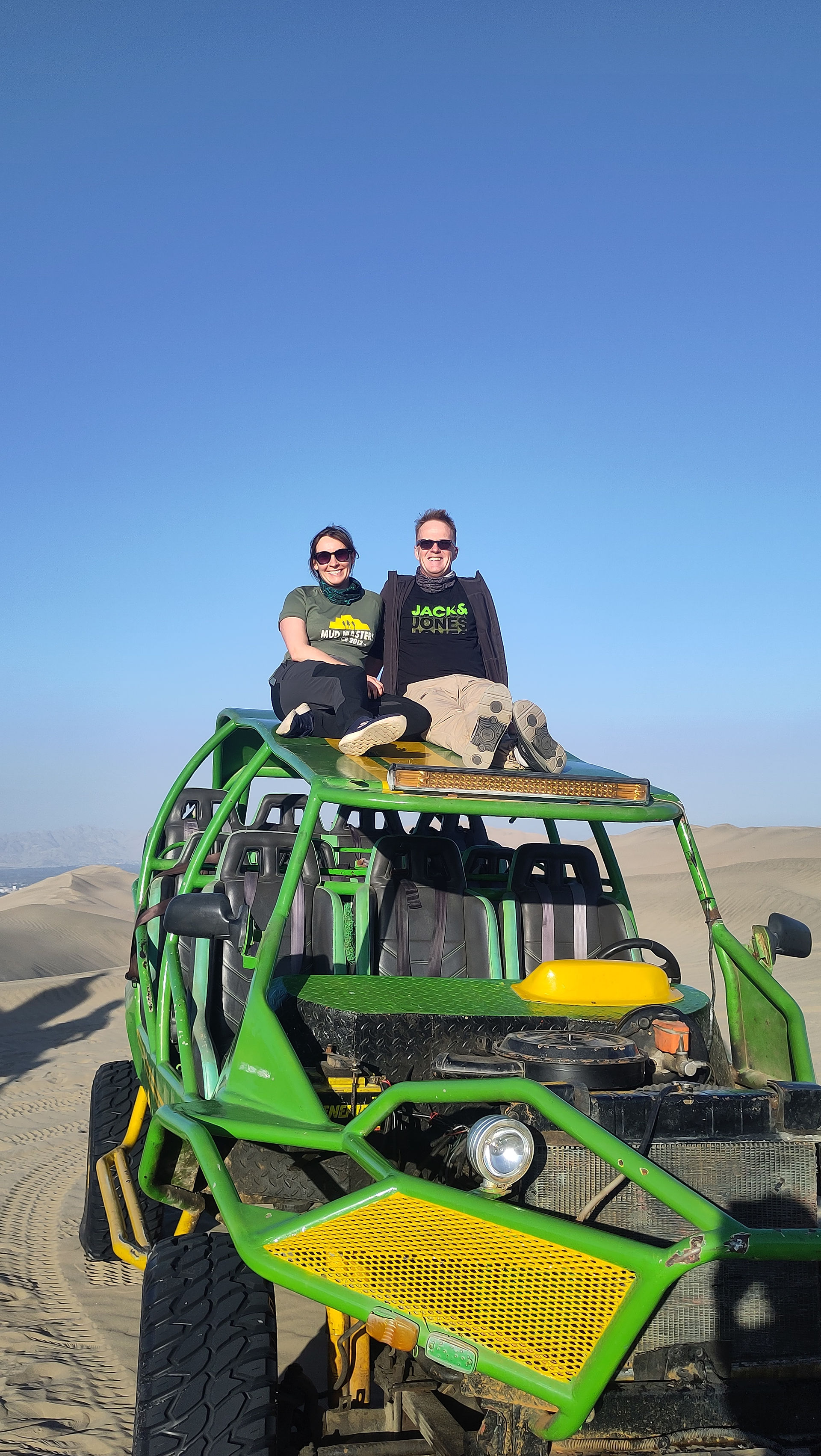 zwei Personen sitzen auf dem Dach eines Sandbuggys