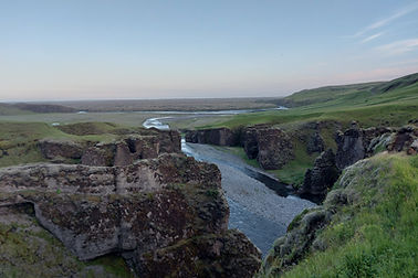 Ein Fluss schlängelt sich durch die Schlucht Fjaðrárgljúfur..