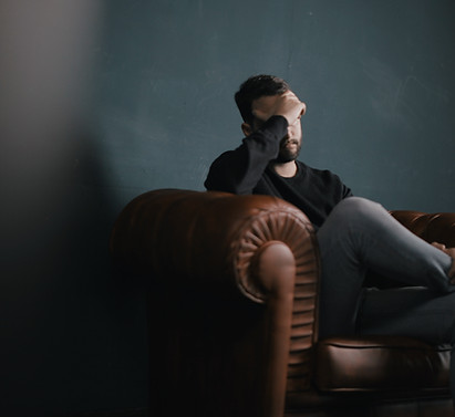Penser l'homme sur canapé