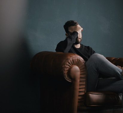 Penser l'homme sur canapé