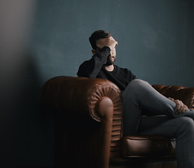 Denkender Mann auf Couch