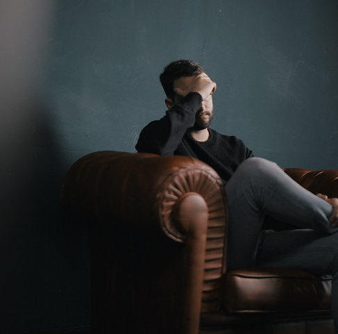 Penser l'homme sur canapé