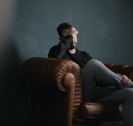 Penser l'homme sur canapé
