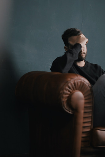 Denkender Mann auf Couch