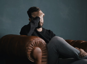 Pensamento do homem no sofá