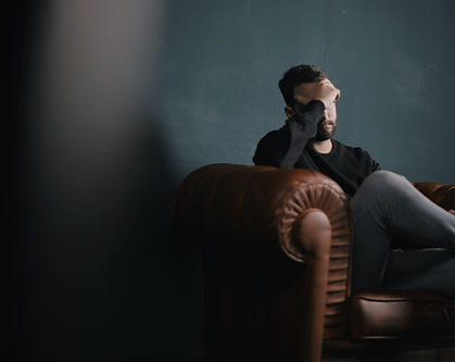 Penser l'homme sur canapé