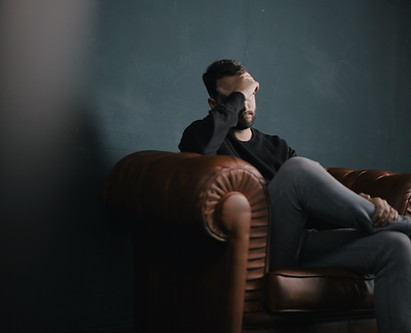 Penser l'homme sur canapé
