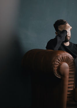 Denkender Mann auf Couch