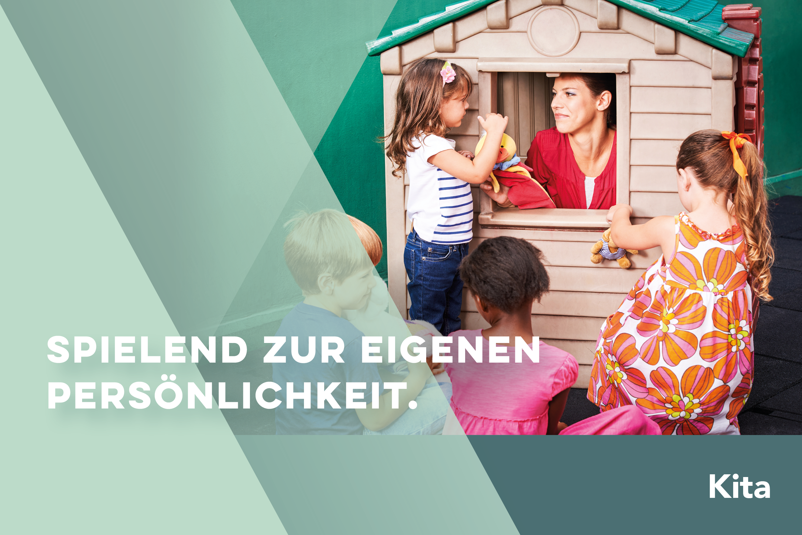 Eine Frau sitzt in einem Spielhaus und spielt mit Kindern.