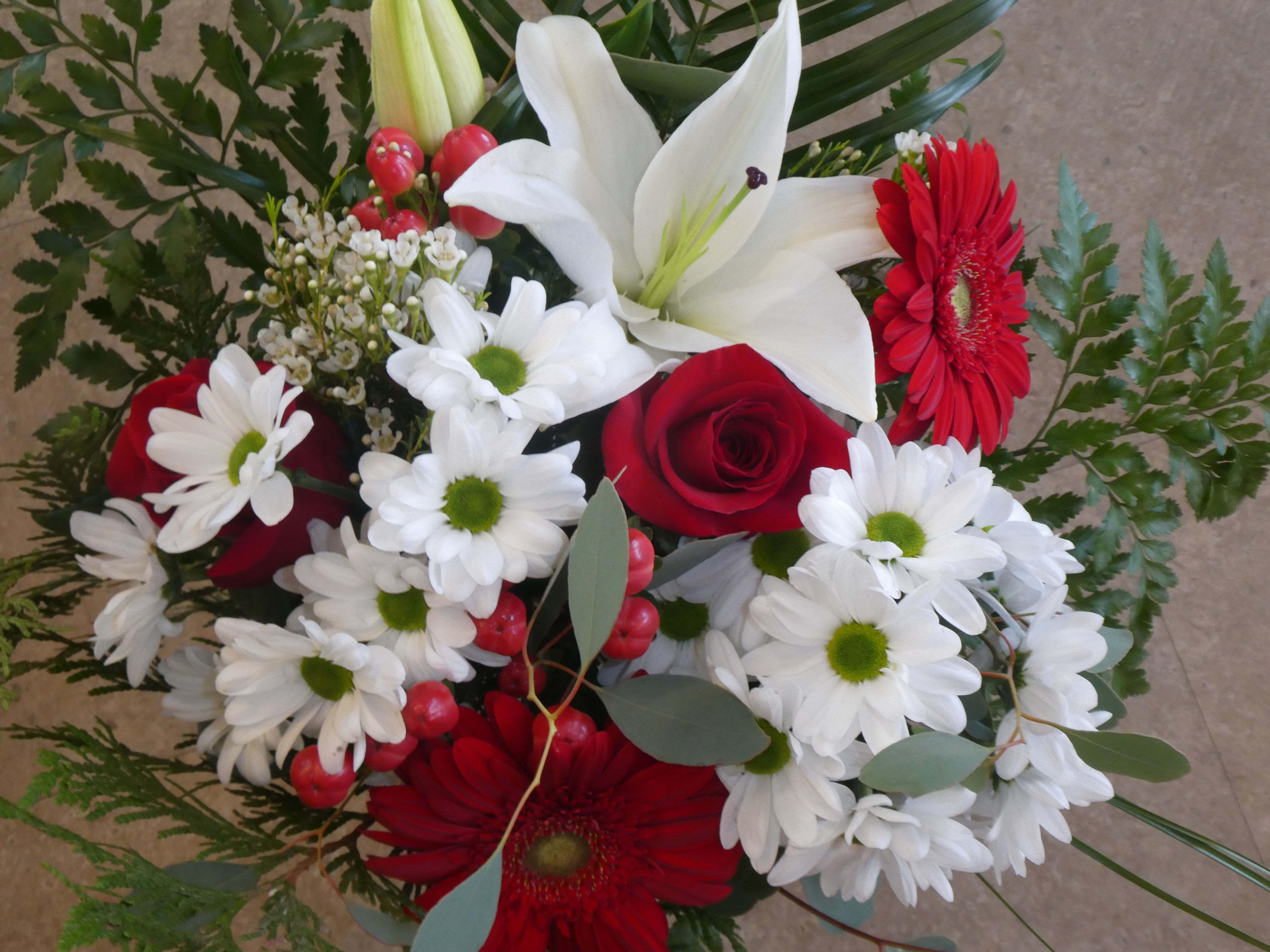 Bouquet de fleurs rouges et blancs
