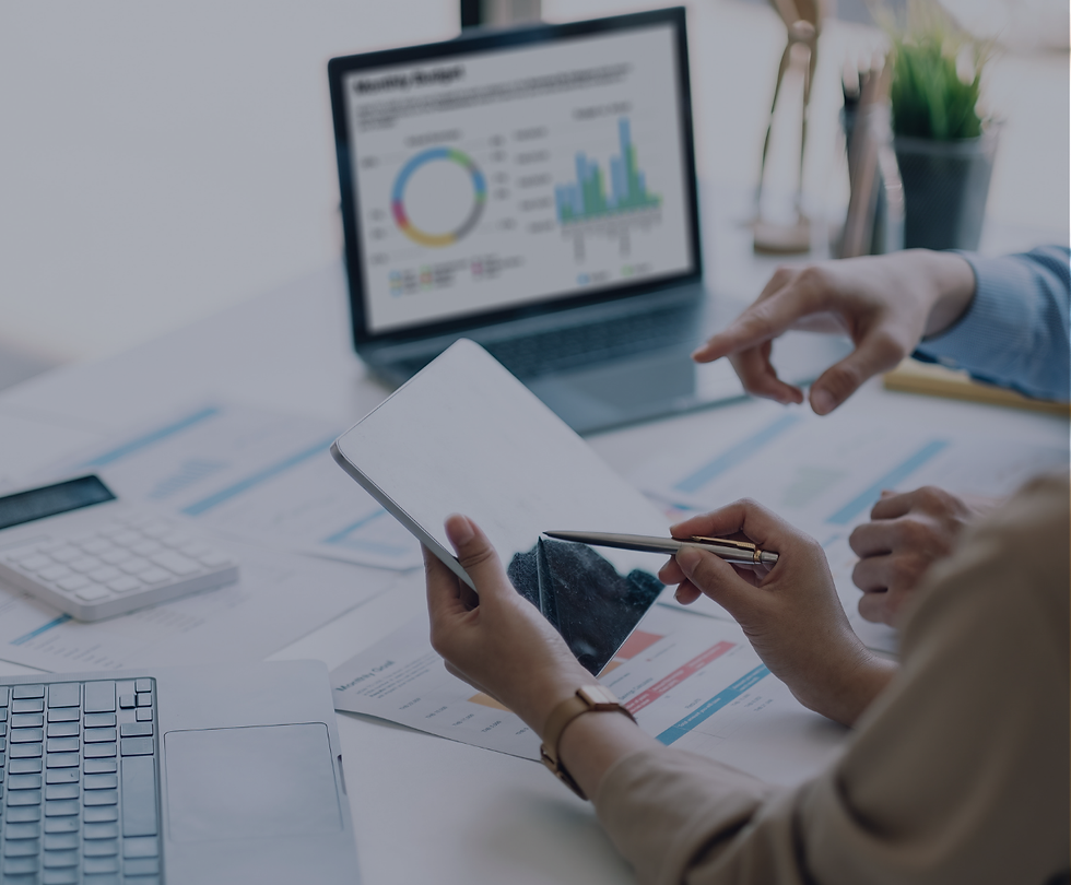 Análise de dados: equipe revisa gráficos e relatórios financeiros