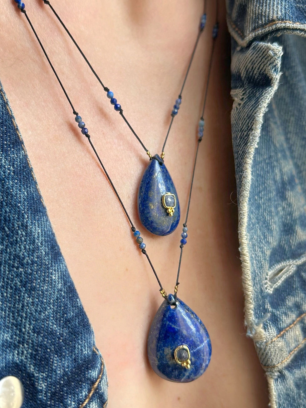C'est la pierre de la créativité et de l'expression.
Le lapis-lazuli encourage à prendre le contrôle de sa vie.