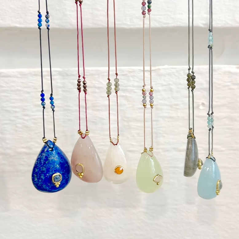 C'est la pierre de la créativité et de l'expression.
Le lapis-lazuli encourage à prendre le contrôle de sa vie.