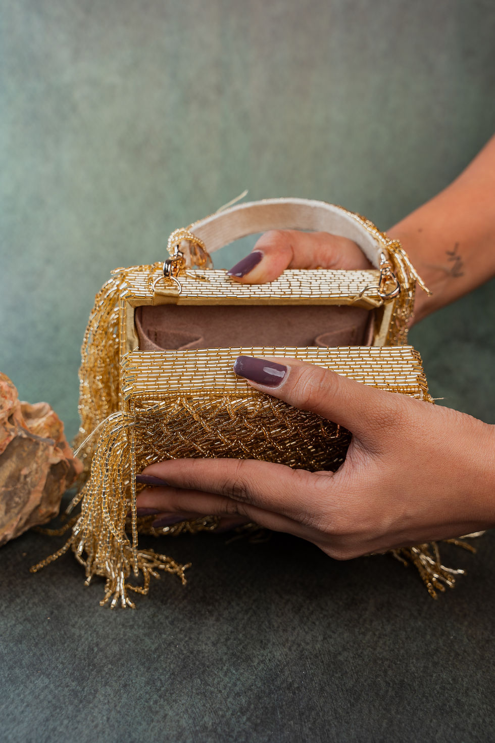 Thumbnail: Weave Fringe Kasse Gold