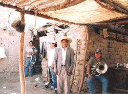 Músicos en hogar livilqueño