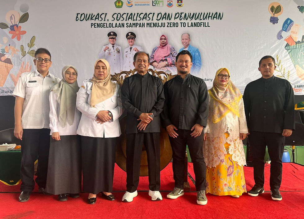 Foto Bersama Pimpinan STKIP Pasundan dengan Tim Dinas Lingkungan Hidup (DLH) Pemerintah Kota Cimahi dalam Acara Edukasi, Sosialisasi dan Penyuluhan Pengelolaan Sampah Menuju Zero to Landfill (Dok. Tim Pubdok)