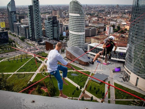 Przeszedł na linie rozpiętej między wieżowcami