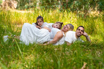 משפחה מסתכלת למצלמה
Family looks to the camera