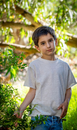 תמונה של ילד בטבע