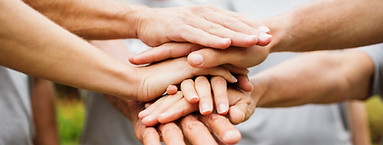 Pila di mani di lavoro di squadra