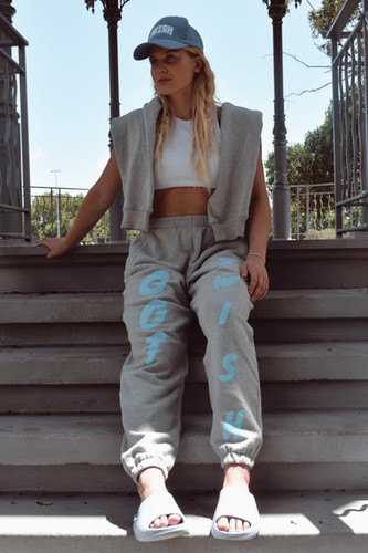yeezy 700 outfit girl