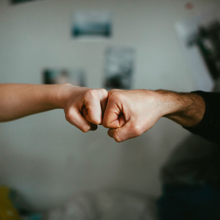 "Crédit photo : Unsplash : markus-spiske - Geste de soutien entre thérapeute et patient - Deux mains se rejoignent en signe de confiance et d'alliance thérapeutique"