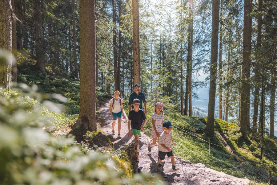 Familienwanderung-in-der-region-hohe-salve-© mathaeus-gartner