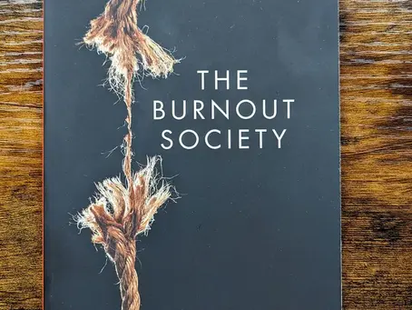 "The Burnout Society de Byung-Chul Han: Una Odisea Reflexiva en la Sociedad del Agotamiento"