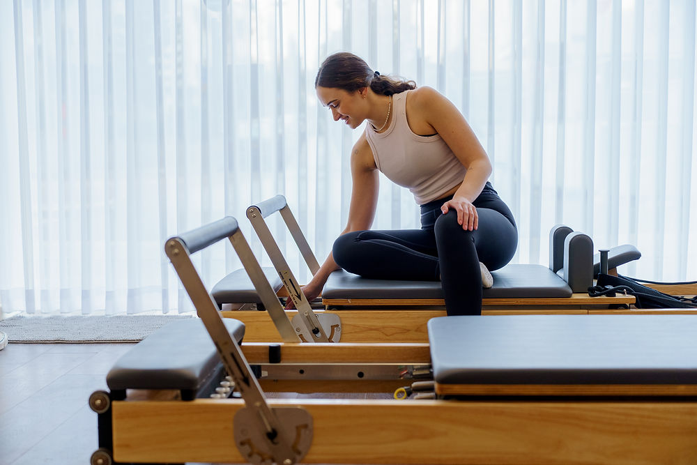 מדריכת פילאטיס מכשירים מדגימה תרגיל