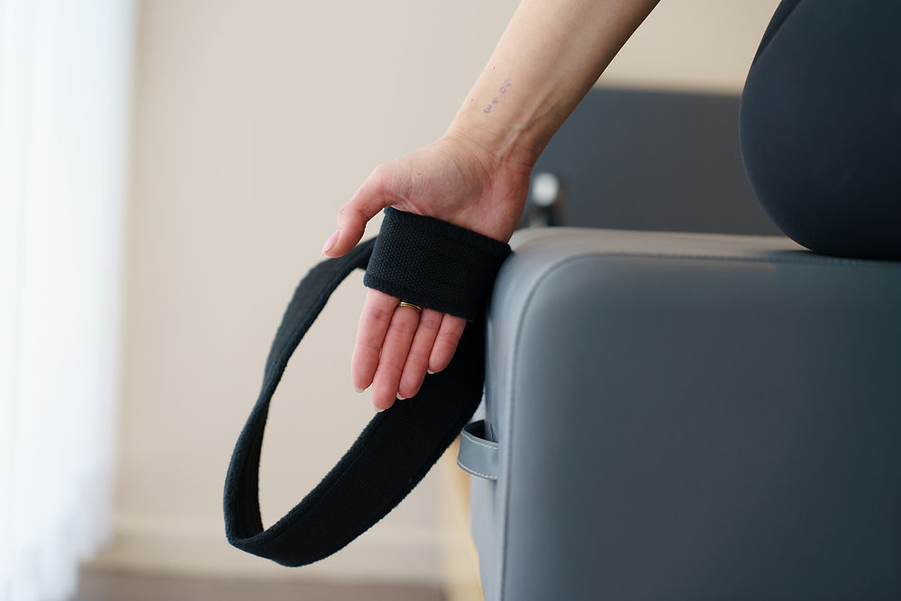 רצועת פילאטיס ביד תקריב