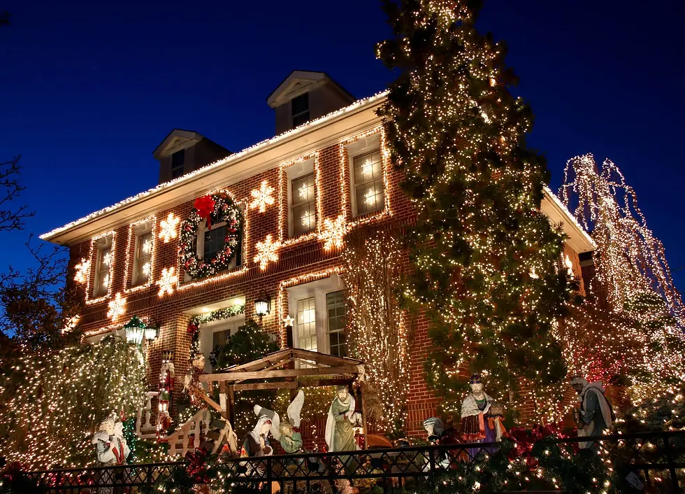 dyker-heights-brooklyn-holiday-christmas-lights-2022-sdevries-26-scaled.webp