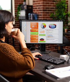 empresaria-sosteniendo-taza-cafe-analizando-graficos-financieros-escribiendo-estrategia-ma