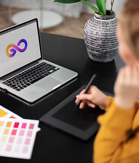 disenador-logotipo-femenino-trabajando-su-tableta-conectada-computadora-portatil.jpg