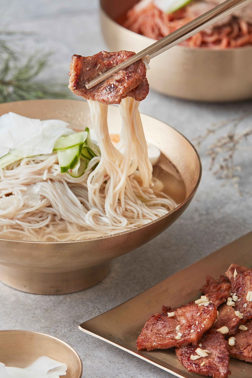 Yangnyeom galbi (marinated grilled short ribs) served with naengmyeon, a classic Korean BBQ pairing ⓒ KOREA TOURISM ORGANIZATION