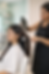 Une coiffeuse professionnelle réalise une séance de coiffure sur une femme.