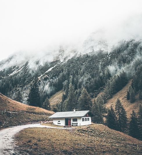 Hütte auf einem Hügel