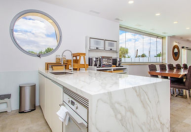 Elegant open-plan living area with contemporary furniture - Solea Real Estate