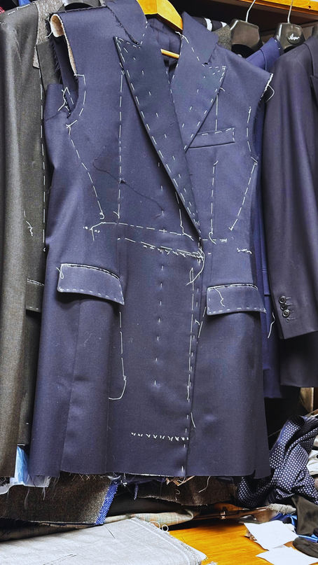 MTM czy Bespoke? Sztuka spersonalizowanego krawiectwa.