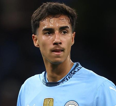 vitor-reis-zagueiro-do-manchester-city-durante-jogo-contra-o-plymouth-argile-na-copa-da-in