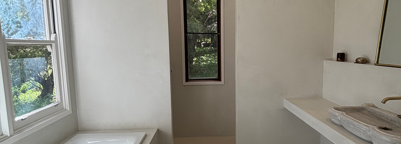 microcement bathroom crafted by Modern Craftsman using Oltremateria Australia. Seamless, luxury finishes across Gold Coast, Brisbane and Byron Bay.