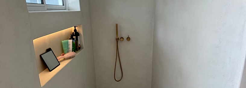 Suffolk Park microcement bathroom crafted by Modern Craftsman using Oltremateria Australia. Seamless, luxury finishes across Gold Coast, Brisbane and Byron Bay.